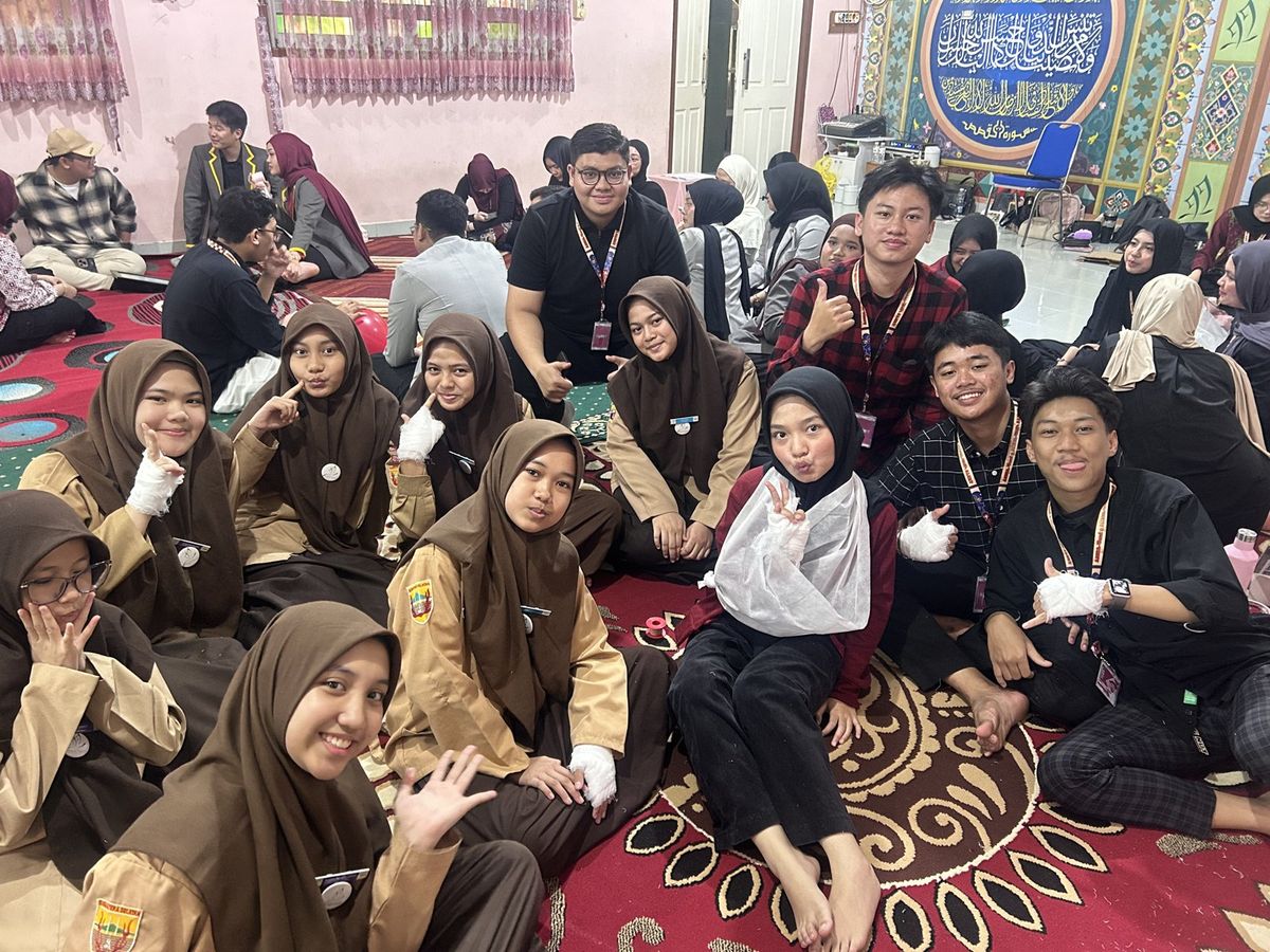 School students practicing fracture first aid with AMSA UMP and AMSA UNSRI