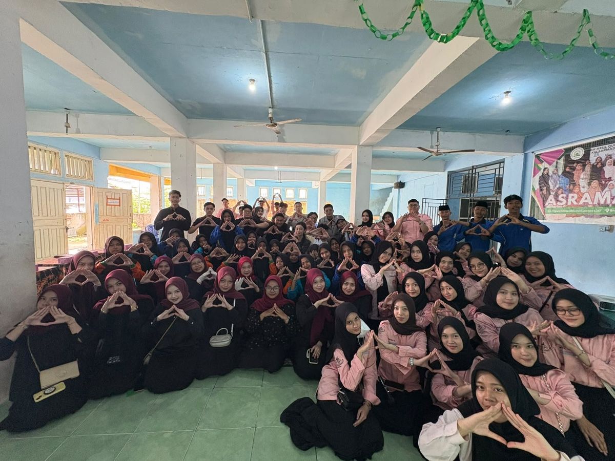 AMSA-UMP members and school students together after the EOTY community service